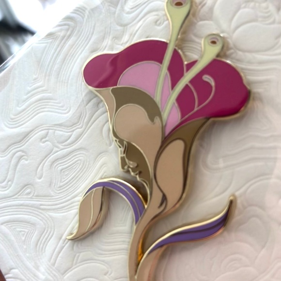 James Jean Limited-Edition 500 Enamel lapel pin - Picture 2 of 3